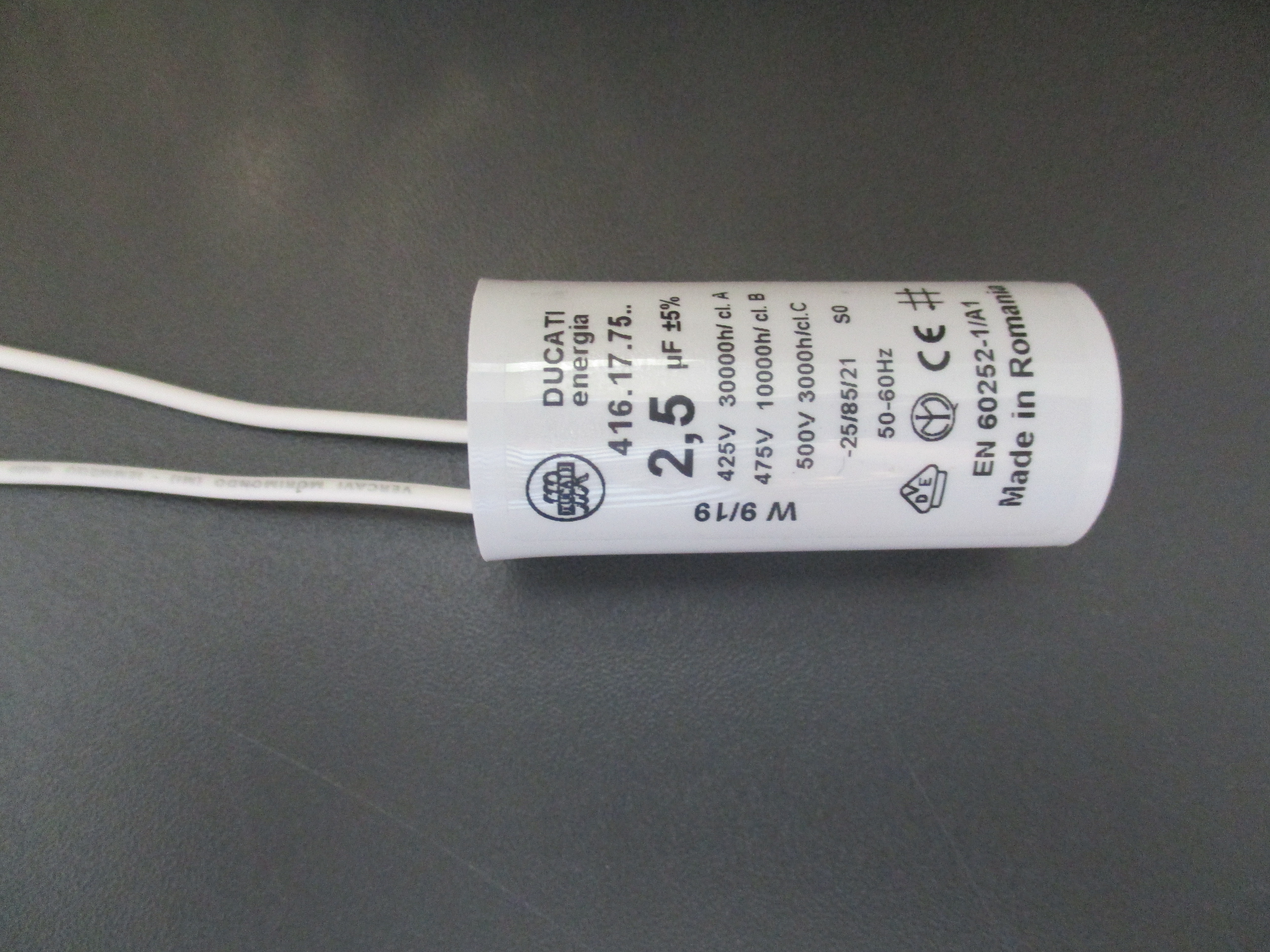 Levně Rozběhový kondenzátor 2.5uf/425v ±5% kabely odizolované 6.3mm ducati 4.16.17.75.06